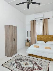 une chambre avec un lit et un ventilateur de plafond dans l'établissement NASUHA HOMESTAY 1 TEMERLOH Semi-D House, 2 Bedroom, 3 Bathroom, 3 Unit Aircond, Free Wifi and Netflix, Near Hospital with Private Pool, à Temerloh