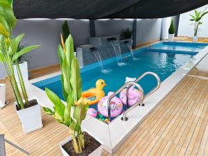 une piscine avec deux canards en caoutchouc dans l'établissement NASUHA HOMESTAY 1 TEMERLOH Semi-D House, 2 Bedroom, 3 Bathroom, 3 Unit Aircond, Free Wifi and Netflix, Near Hospital with Private Pool, à Temerloh 7 autres photos