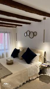 una camera da letto con un letto grande con due anelli sul muro di Aqua Alta a Chioggia