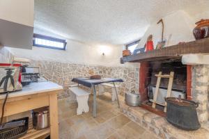 A kitchen or kitchenette at Villa Verdena - Carovigno