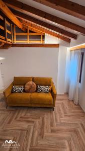 un divano in soggiorno con pavimenti in legno di Aqua Alta a Chioggia
