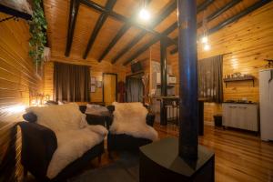 a living room with two couches in a room at Cabanas Capoeiras in Urubici