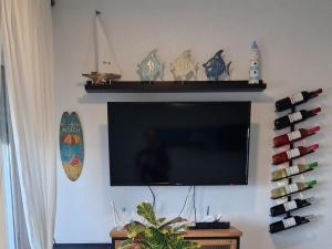 A television and/or entertainment centre at Ático frente al mar, un dormitorio "Cielo Azul"