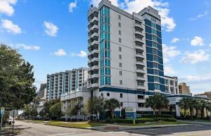 Un gran edificio de apartamentos al costado de una calle. en Luxury 2BR With Custom Upgrades! The Horizon at 77th- 503, en Myrtle Beach