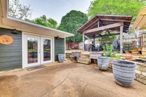 Taman di luar Spacious Family Home with Fenced Yard in DFW Area