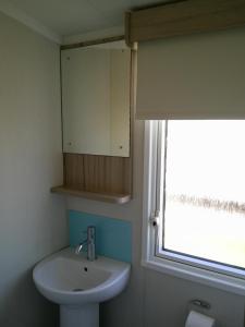 Ένα μπάνιο στο Kingfisher Surf Shack 8 Berth Central Heated Close to site entrance FREE WIFI +22 φωτογραφίες