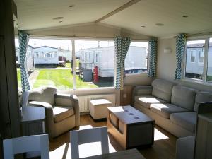 Χώρος καθιστικού στο Kingfisher Surf Shack 8 Berth Central Heated Close to site entrance FREE WIFI