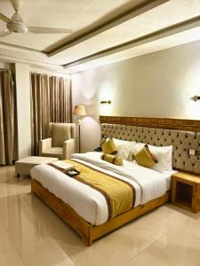 Katil atau katil-katil dalam bilik di Royal Elite Hotel Kalam by Khan Familia Travels +30 gambar