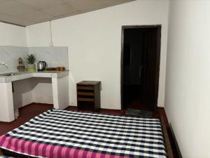 una camera con letto a scacchi di Gleeful Hostel a Anuradhapura
