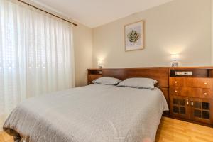 ein Schlafzimmer mit einem großen Bett mit zwei Kissen in der Unterkunft Gran Hogar Alacant - Piscina y garaje in Gran Alacant