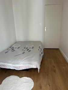 a bedroom with a bed and a wooden floor at Nouveau Centre Ville in Saumur