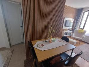 Una televisión o centro de entretenimiento en Apartman Nina Divcinova