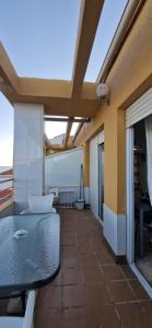 A balcony or terrace at Ático frente al mar, un dormitorio "Cielo Azul"
