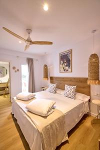 Postel nebo postele na pokoji v ubytování INNER Hostal Es Molí