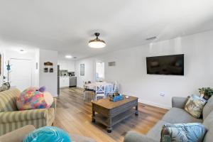 Televisyen dan/atau pusat hiburan di Near Ft Myers Beach Gorgeous relaxing 2BD