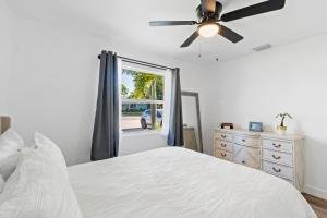 Katil atau katil-katil dalam bilik di Near Ft Myers Beach Gorgeous relaxing 2BD