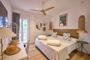 Postel nebo postele na pokoji v ubytování INNER Hostal Es Molí