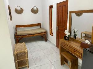 a room with a bed and a mirror at Villa Katak Singaraja in Babakan Sangsit