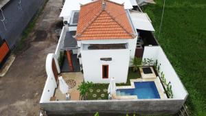 an aerial view of a house with a swimming pool at Villa Katak Singaraja in Babakan Sangsit