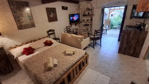 Postel nebo postele na pokoji v ubytování Taverna -Sunce- with jacuzzi + 37 fotografií