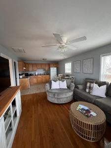 Televisyen dan/atau pusat hiburan di Downtown Single Private Upstairs Apartment