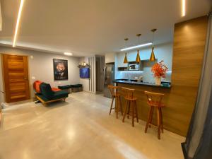sala de estar con bar y sofá en Apartamento Angeleti, en Río de Janeiro