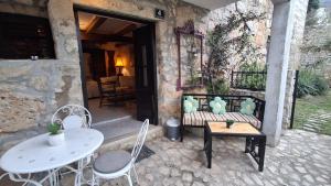 Balkón nebo terasa v ubytování Taverna -Sunce- with jacuzzi
