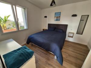 une chambre avec un grand lit et une table dans l'établissement Villa Sanadream - location d'appartements Sanary - Portissol, à Sanary-sur-Mer 52 autres photos