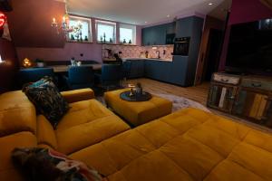 a living room with a couch and a kitchen at Boutique Apartments by Roy Oberhausen in Oberhausen