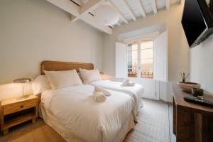 Un dormitorio con dos camas y una ventana. en Cream Boutique Málaga, en Málaga 24 fotos más