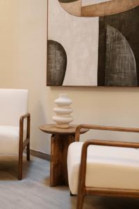 una sala de estar con una mesa y una silla en Cream Boutique Málaga, en Málaga