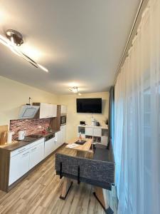 cocina con mesa en el centro de una habitación en Fewo Graal Müritz Sobierajczyk, en Gelbensande