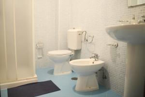 a bathroom with a toilet and a sink at Appartamenti Le Giare Cannicchio in Cannicchio