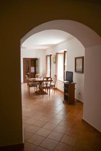 a kitchen and dining room with a table and chairs at Appartamenti Le Giare Cannicchio in Cannicchio