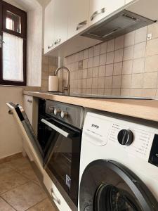eine Waschmaschine und ein Trockner in einer Küche in der Unterkunft Studio Centar in Cres