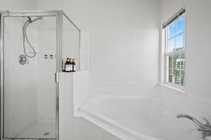 Ένα μπάνιο στο Gem in Germantown Walk to Restaurants & Shops! +30 φωτογραφίες