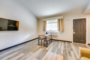 TV a/nebo společenská místnost v ubytování 1 Mi to Beach Peaceful Port Huron Escape