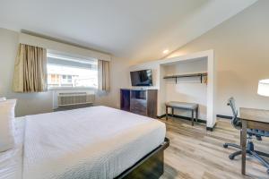 TV a/nebo společenská místnost v ubytování 1 Mi to Beach Peaceful Port Huron Escape