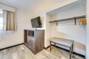 TV a/nebo společenská místnost v ubytování 1 Mi to Beach Peaceful Port Huron Escape