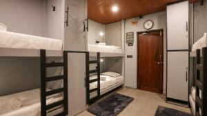 Llit o llits en una habitació de Sort By Stays , Siolim