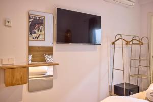 TV a/nebo společenská místnost v ubytování INNER Hostal Es Molí