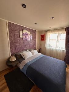 Ένα ή περισσότερα κρεβάτια σε δωμάτιο στο Central Daugavpils Apartment