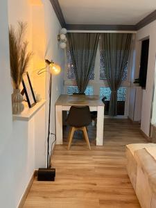 una sala de estar con una mesa y una silla en Ámplio piso en el corazón de Torremolinos, en Torremolinos 2 fotos más