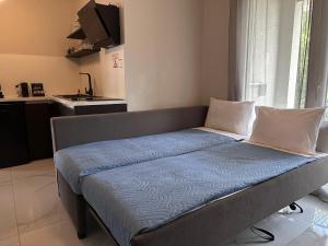 Een bed of bedden in een kamer bij Blue View Apartments