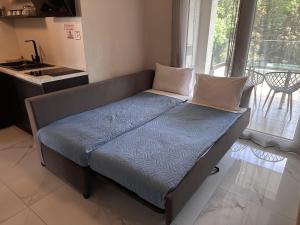 Een zitgedeelte bij Blue View Apartments