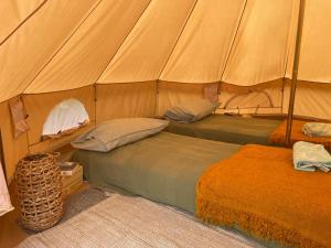ein Schlafzimmer mit zwei Betten in einem Zelt in der Unterkunft Ananda Glamping natural escape in Palazzolo Acreide
