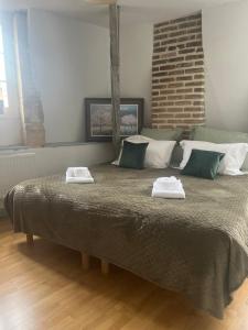 1 cama grande con 2 toallas encima en Sarlat en Couleurs, en Sarlat-la-Canéda
