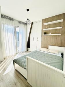 Un dormitorio con una cama grande en una habitación. en RÓŻANA Poznań free parking, en Poznan