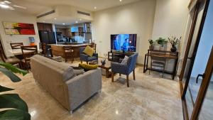 クルス・デ・ウアナカストレにあるLovely apartment in Cruz de Huanacaxtleのソファと椅子とテレビのあるリビングルーム