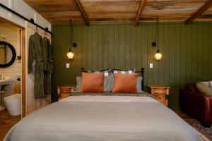 Postel nebo postele na pokoji v ubytování Starling Homesteads boutique farmstay, THE STABLES